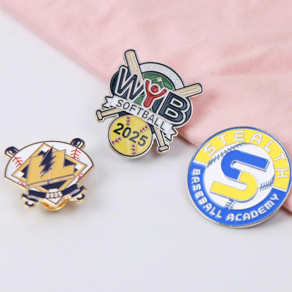 Embroidery Illustration - Spilla Personalizzata con Logo Aziendale, Distintivo