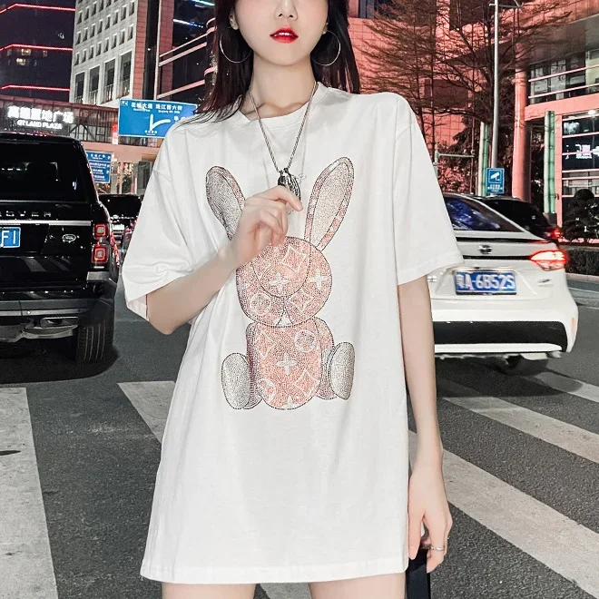 Embroidery A - T-shirt casual estiva da donna: maglietta
