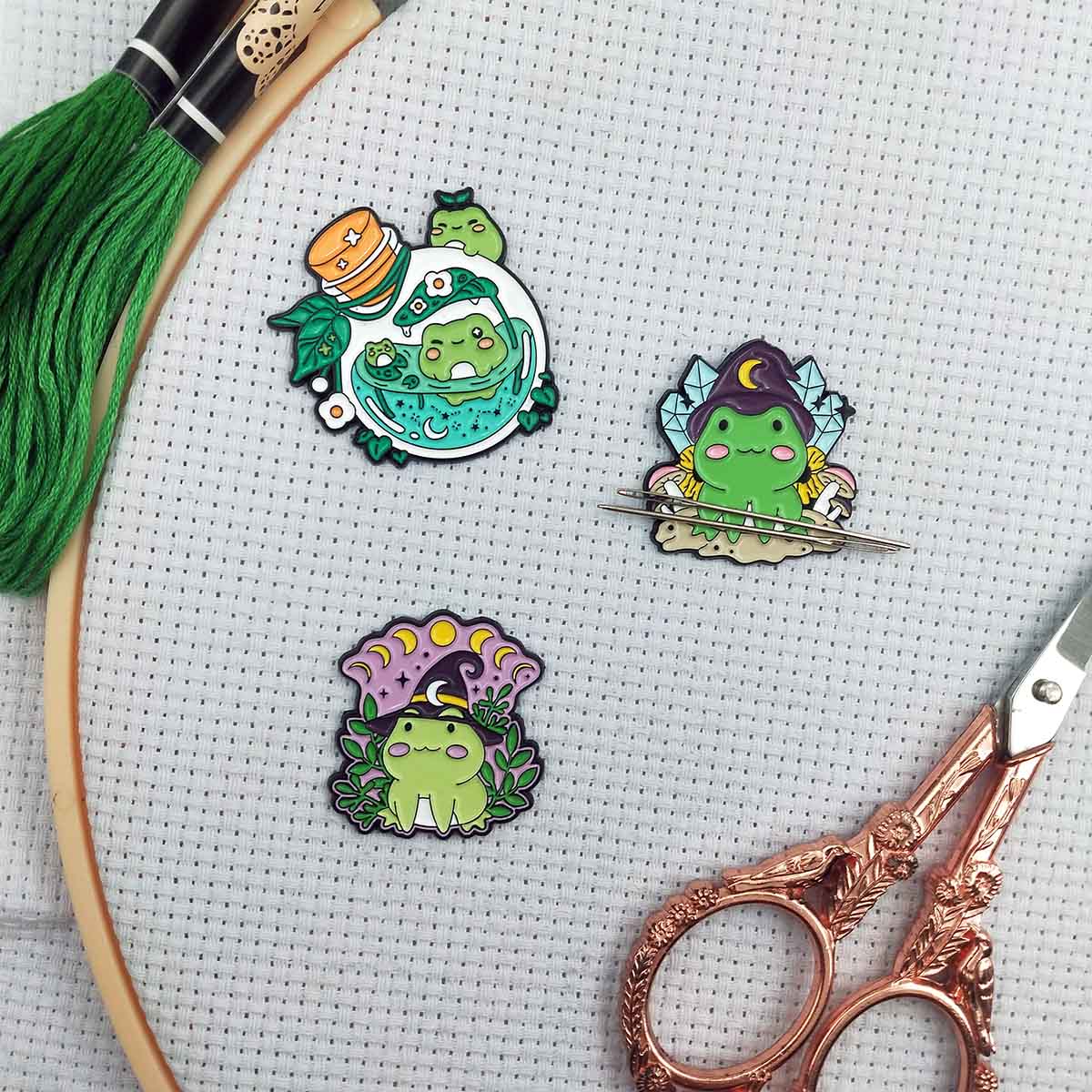 Embroidery Hoop Square - Porta-Aghi Magnetico a Forma di Rana,