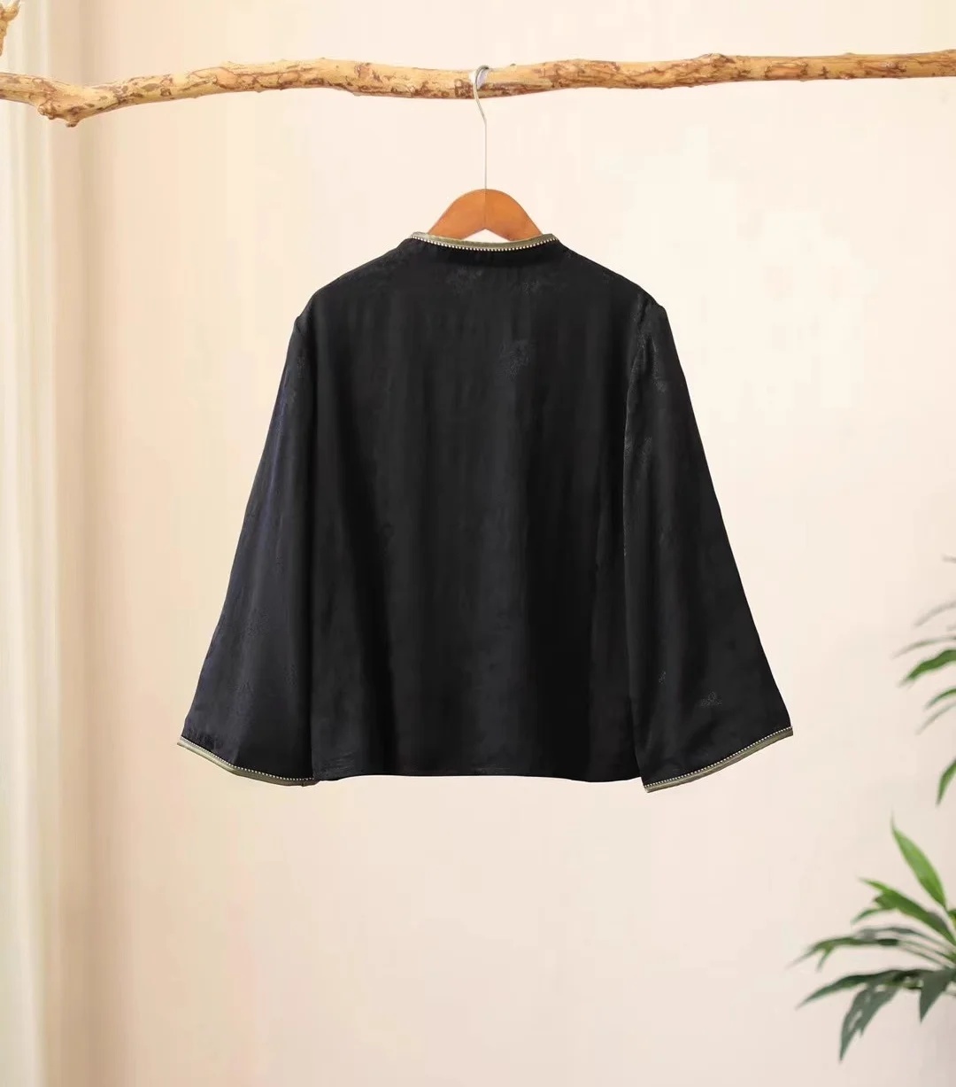 Camicetta primaverile di lusso - Embroidery On Black Shirt recensione e prezzo