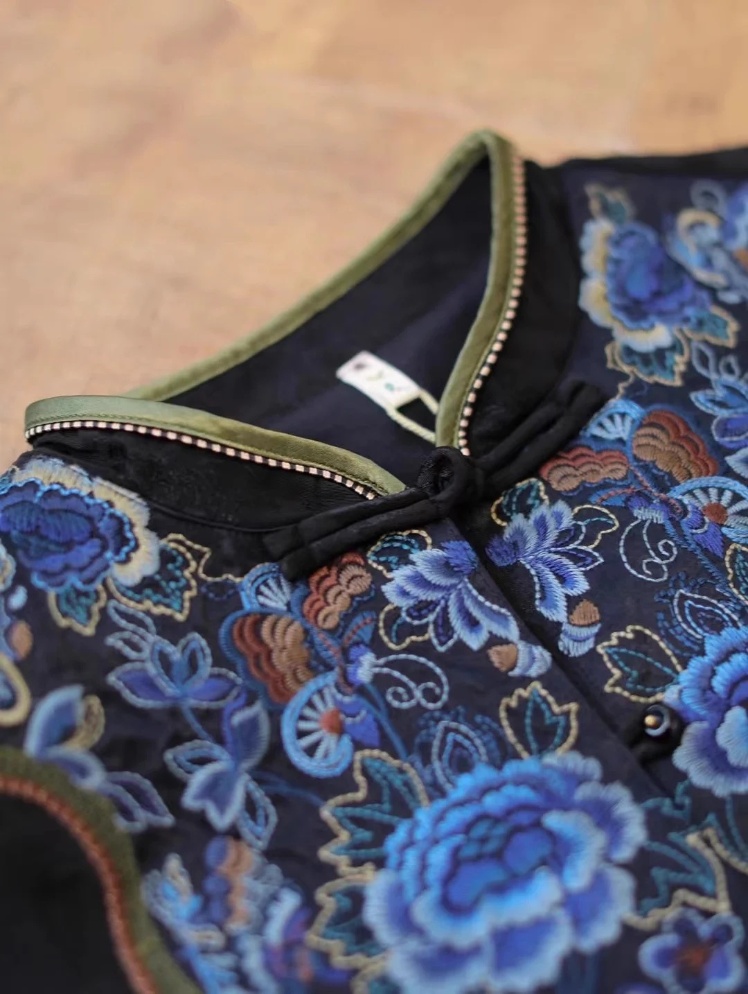 Camicetta primaverile di lusso - Embroidery On Black Shirt recensione e prezzo