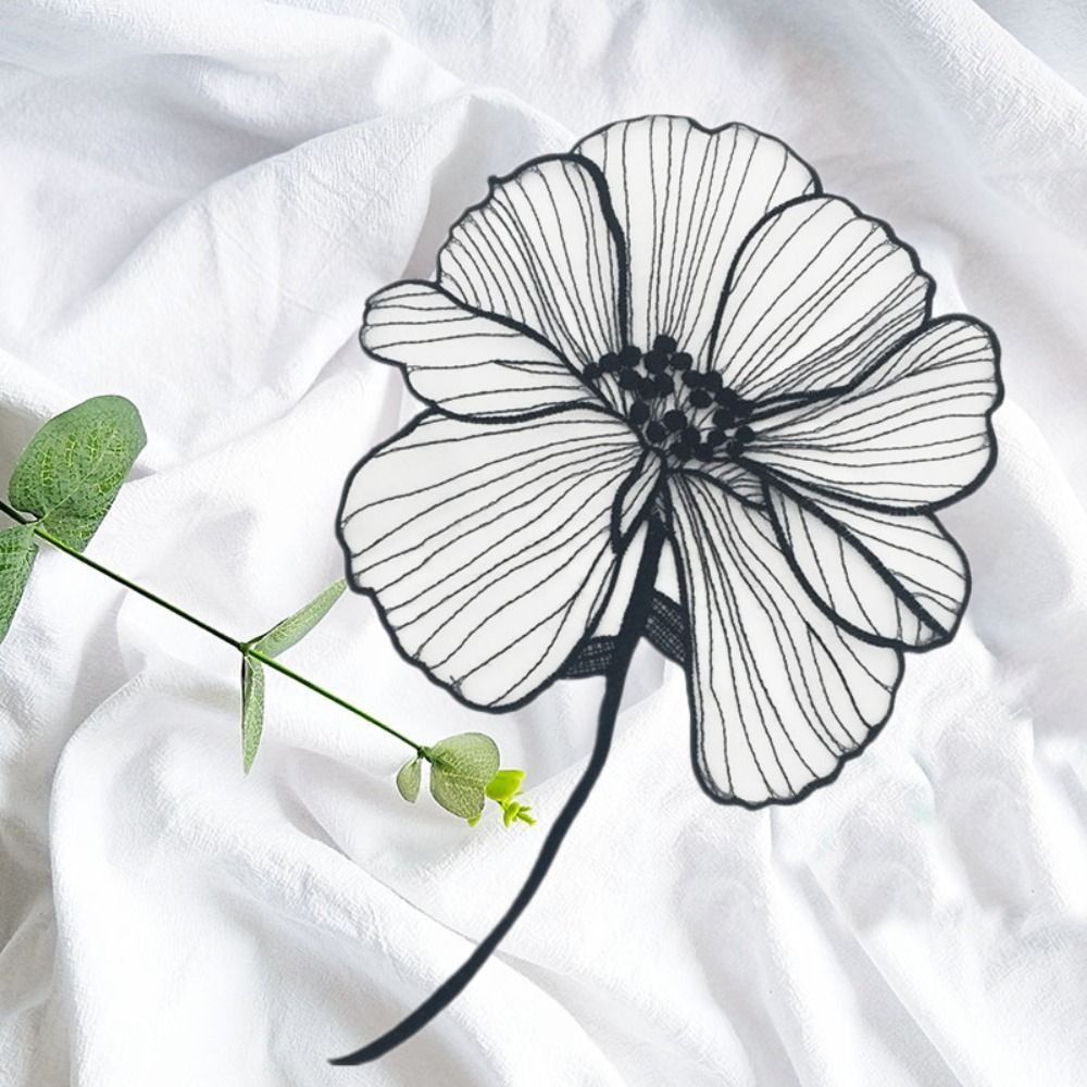 Applicazione Ricamata a Forma  - Embroidery On Black Shirt recensione e prezzo